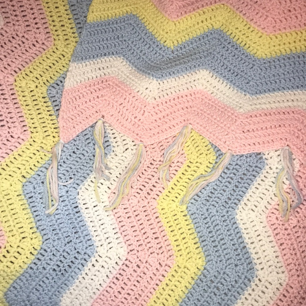 Knitted blanket from smoke free home - Picture 3 of 3